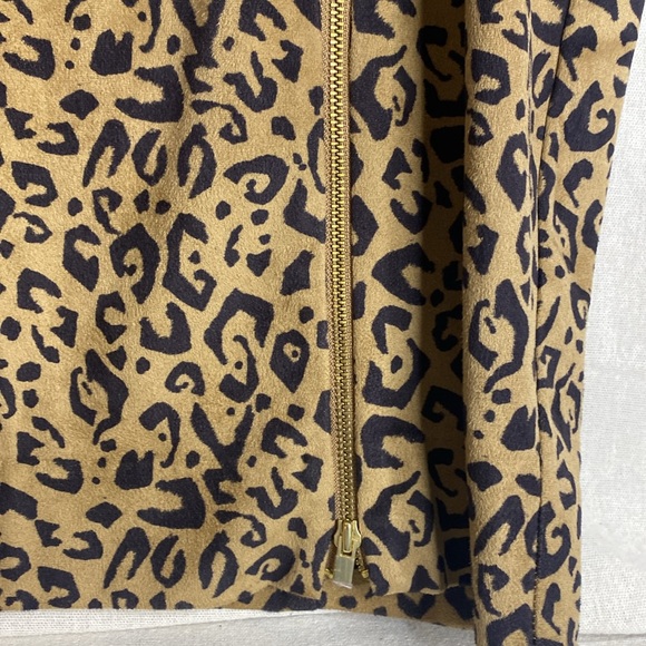 Chico’s BLACK LABEL Cheetah Print
Printed Faux-Suede Skirt Zipper Accents Size 1 - Picture 4 of 9